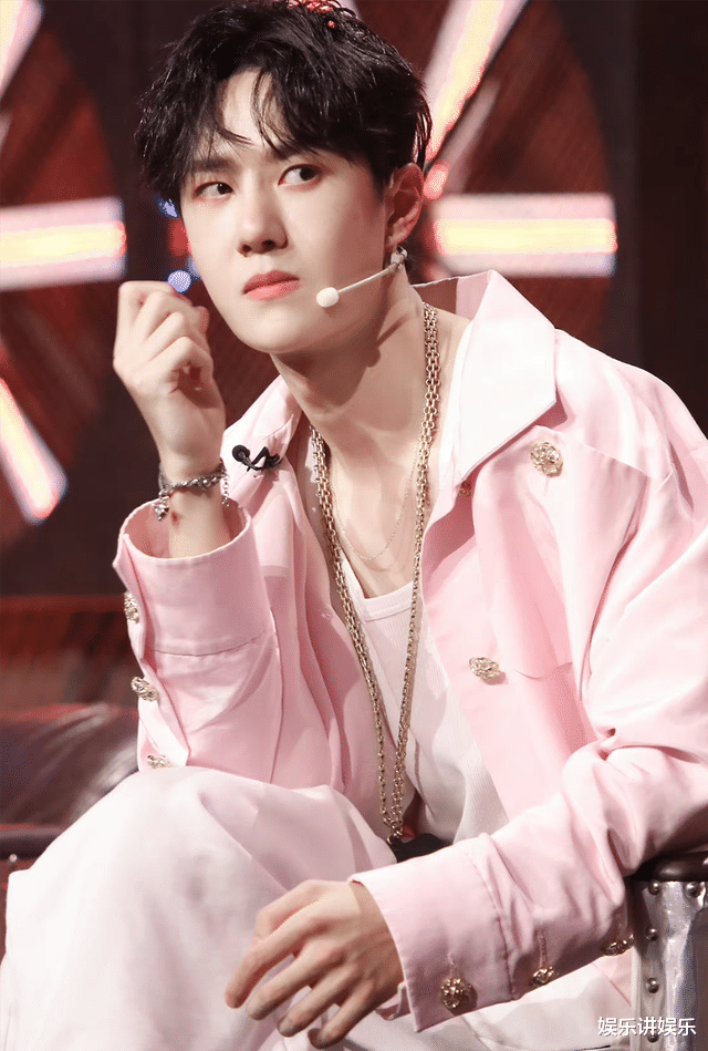 王一博|王一博续约乐华,时间定为四年,粉丝们下一次担忧是在2026年!