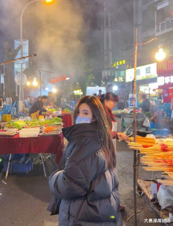 冯提莫|冯提莫路边摊吃烧烤，吃货身份实锤，无明星架子获赞：接地气