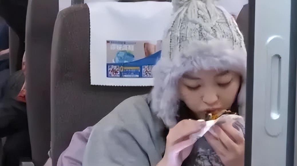 回顾 高铁上摘口罩进食被打,姑娘委屈落泪,男子:我是为了大家