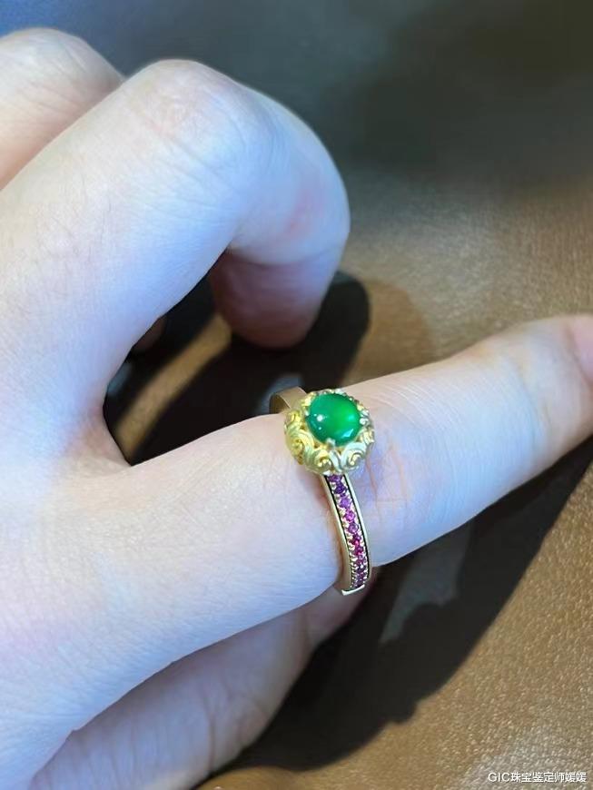 绿松石|这是翡翠的精华,也是价格的高地,小小的一颗却是让人惊讶的数字