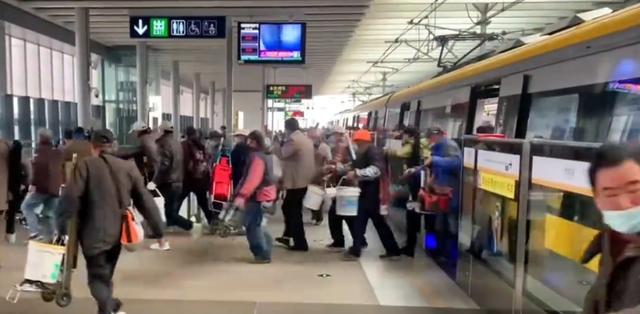 大爷|江苏数百大爷坐地铁去钓鱼,到站后争先恐后往外冲,场面非常壮观