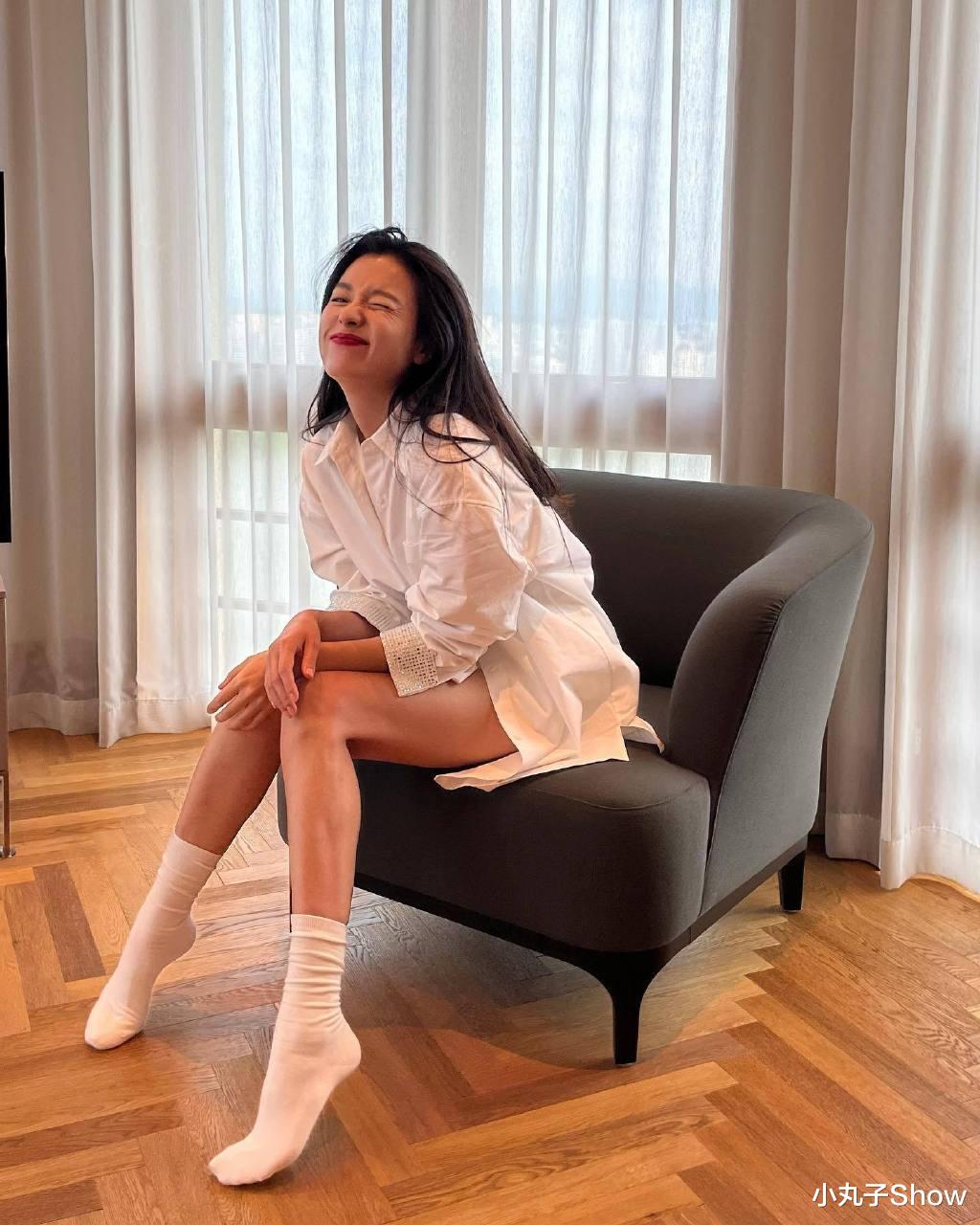 状态满分!女神韩孝周晒性感美照,白色衬衣演绎下半身失踪的时尚