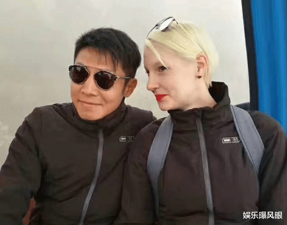 撒贝宁|撒贝宁一家四口被偶遇，宠爱女儿全程抱着走，保姆牵儿子更像家人