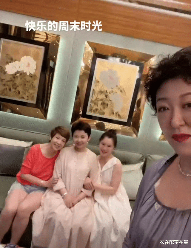 穿衣搭配 60岁董文华携老公参加聚会，穿浅色纱裙配短发显贵气，看着像阔太