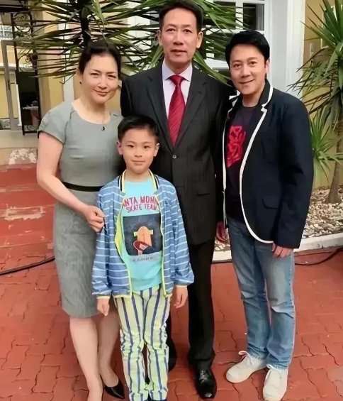 蔡国庆|蔡国庆全家福罕见曝光，蔡国庆老婆看着和蔡国庆像两辈人，有点显老啊