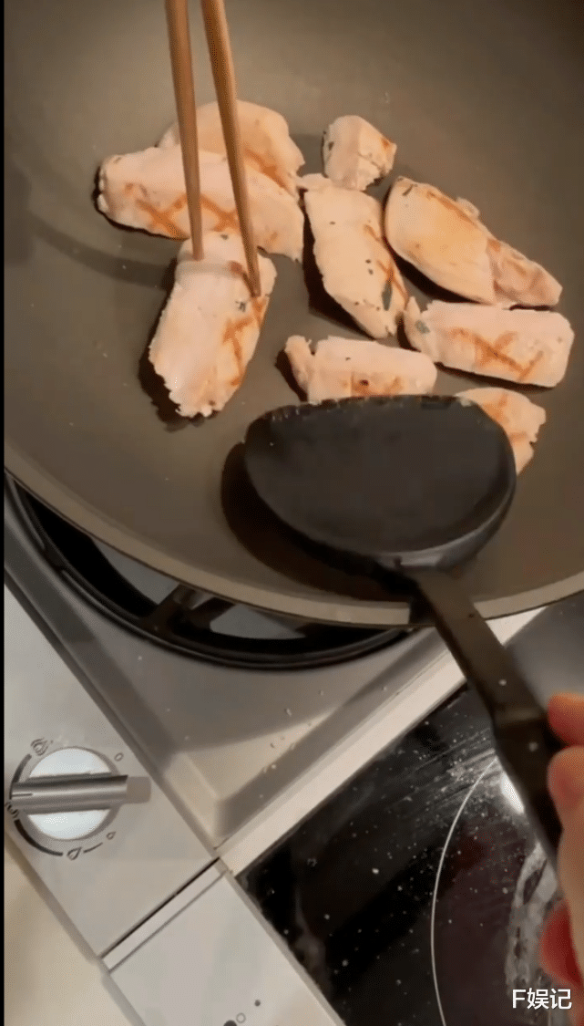 黎姿|黎姿一家五口隔离1个多月不无聊 教3个女儿烹饪、打扫很有意义