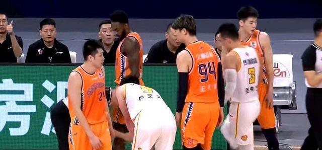 顾全|冰释前嫌！沈贺二将同时哑火 顾全13+3难救主 上海双林28+主宰比赛