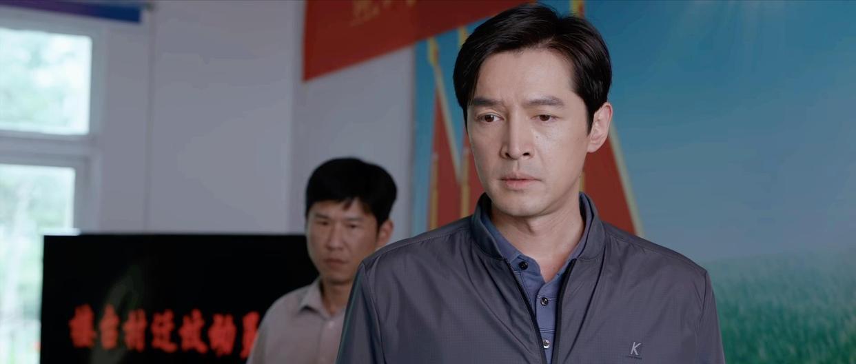 县委大院|县委大院:郝东风局长顶着压力签字“迁坟”,他是好干部