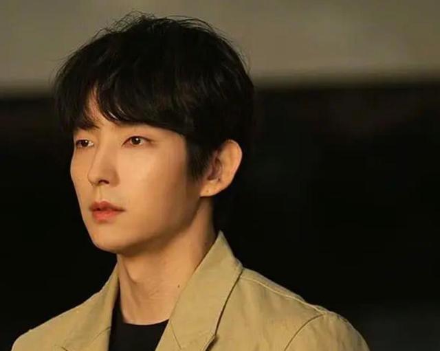 筱崎爱|40岁李准基还能演高中生！戏里美强惨，戏外被坑10年收入单身至今