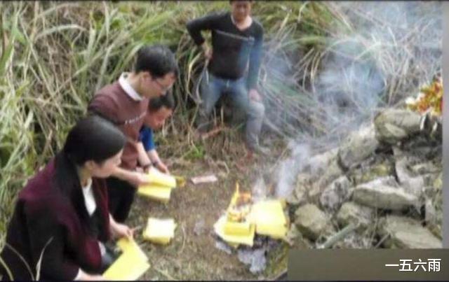 2015年,湖北女子为找失散25年的弟弟,竟打开父母棺材提取DNA