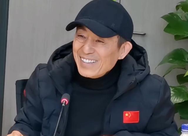 张艺谋|71岁张艺谋办公室内景曝光！桌上摆满蛋糕零食，限量款玩具摆一排