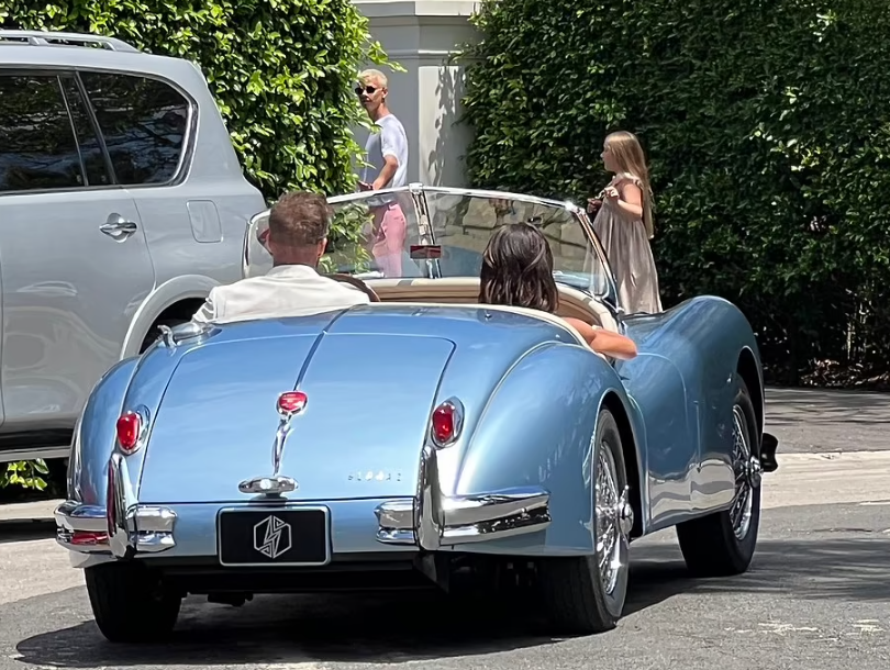 维多利亚·贝克汉姆|长子婚礼上与贝克汉姆帅气出镜，贝嫂上线跟儿媳互动，婚礼众生相曝光