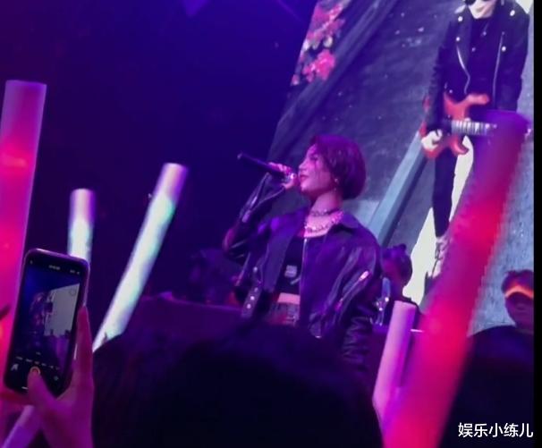 大排档|花姐狂浪为何那么火?从街头歌手到千万网红,她到底经历了什么?