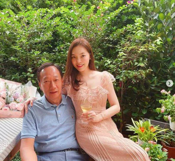 香槟|富士康老板娘罕秀恩爱,与71岁老公喝香槟庆祝结婚13年,仍想拼4胎!