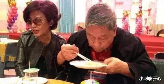 王嘉尔|他在春晚成名,却意外坠楼成傻子被妻儿抛弃,但情人照顾他21年!