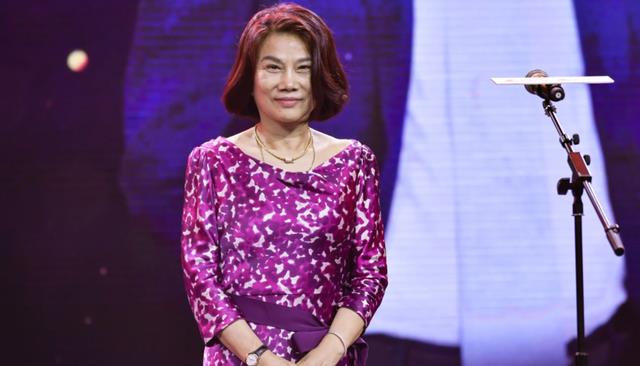 工人|董明珠参加婚宴被“搭肩”，对方身份已曝光，网友：不说也猜到了