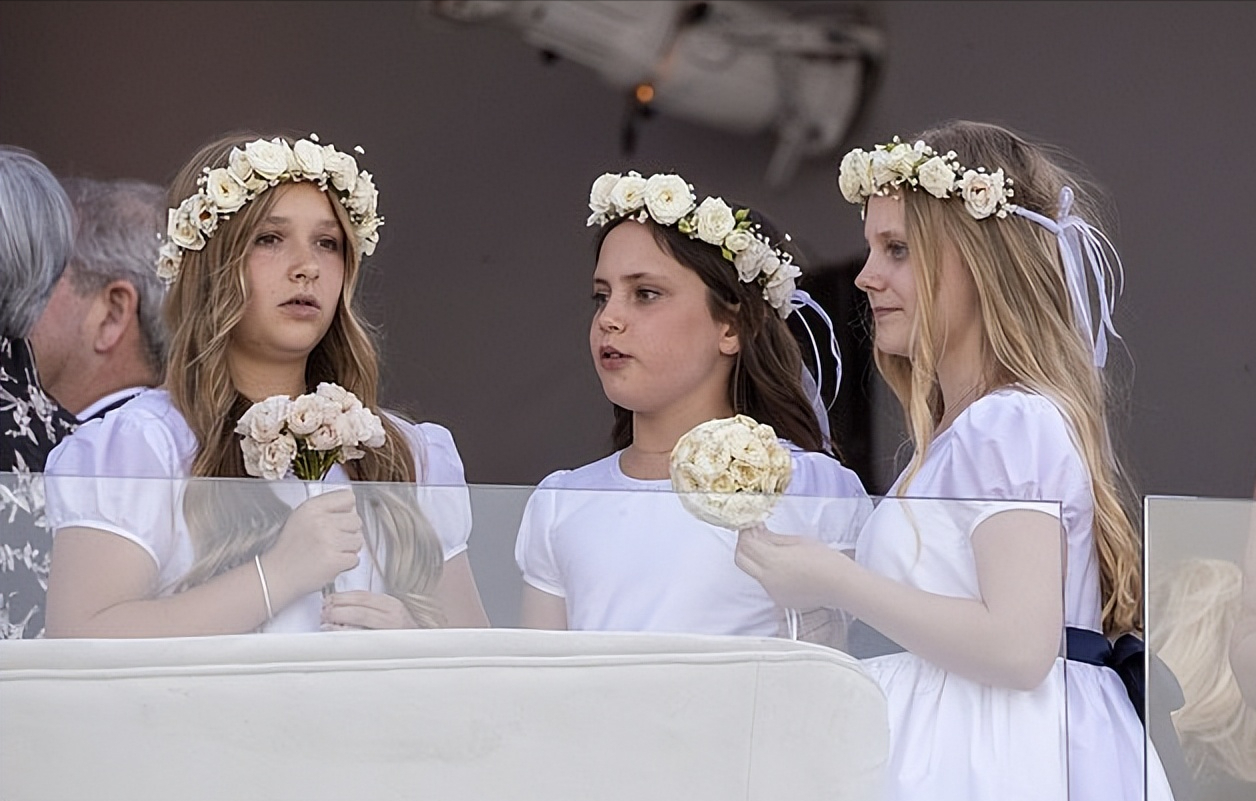 哈珀·贝克汉姆|10岁小七戴花环成最胖伴娘！罗密欧和囧三穿西装当伴郎，比新郎还帅