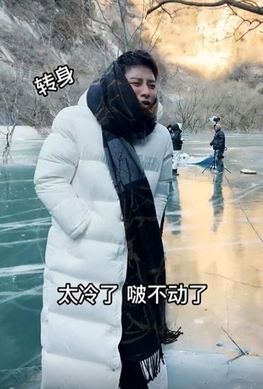 贾乃亮|贾乃亮为捞金真拼,穿羽绒服裹围巾在冰上直播,瑟瑟发抖看着都冷
