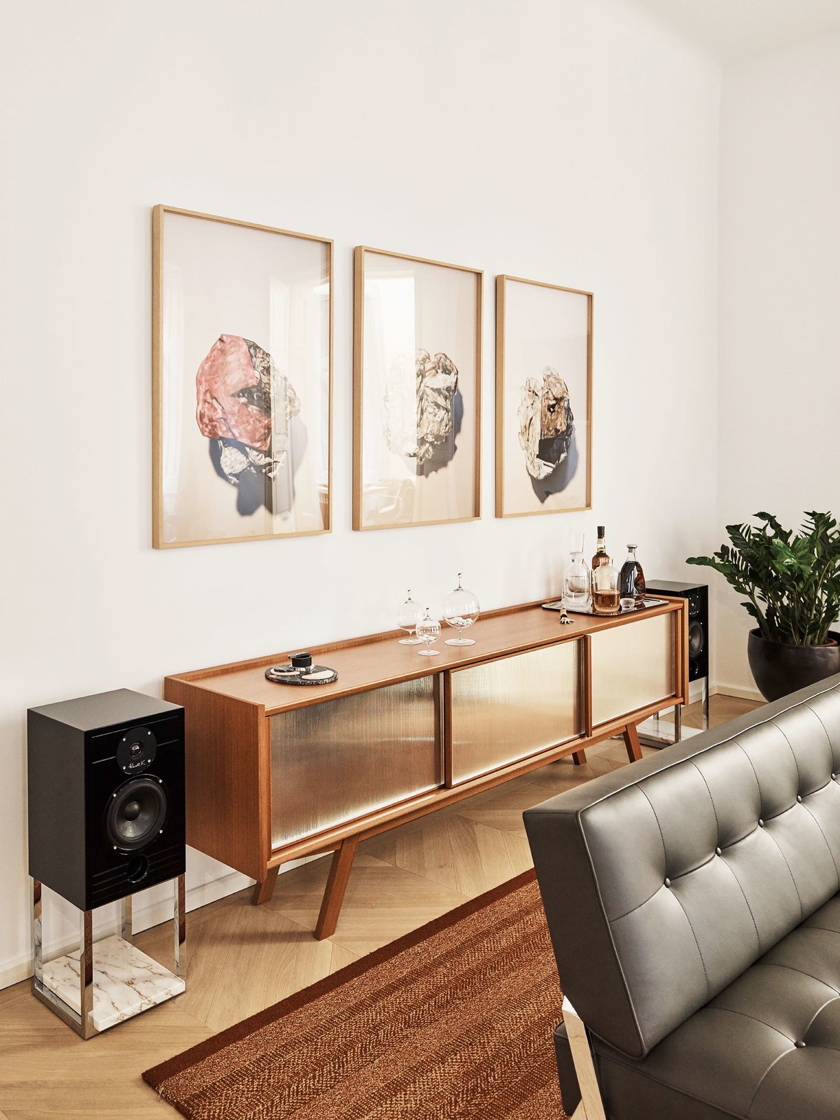 拆掉厨房隔墙，改用铝框玻璃，空间联通后，78㎡高级、通透许多