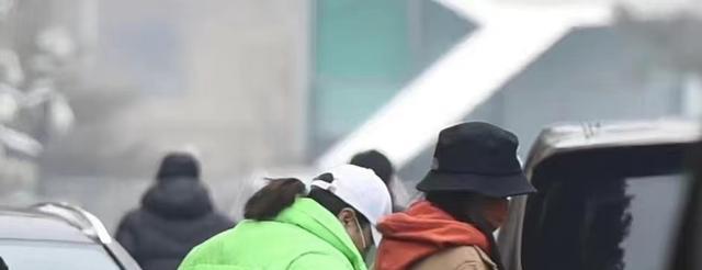 央视春晚|众星现身央视春晚第二次大联排，朱一龙穿北电校服，贾玲一身绿