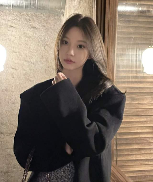 王思聪|王思聪与富婆合照显拘谨，站得笔直脸通红，美女穿睡衣关系引猜测