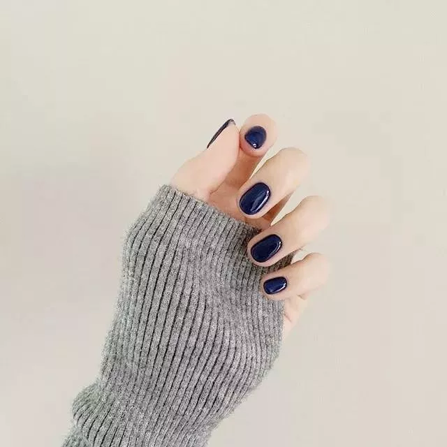 美甲 冬季做什么纯色美甲，显白又好看？