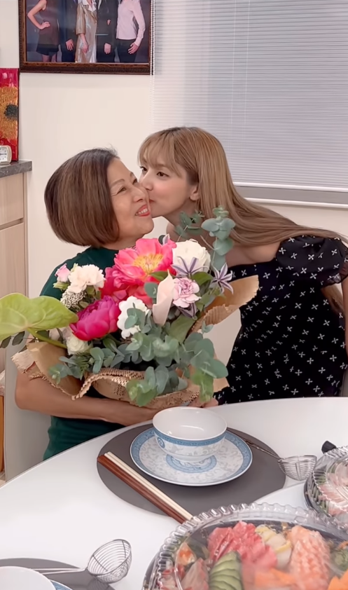 |郑嘉颖娇妻晒全家福庆祝母亲节，陈凯琳获老公喂食满脸幸福，两子颜值高