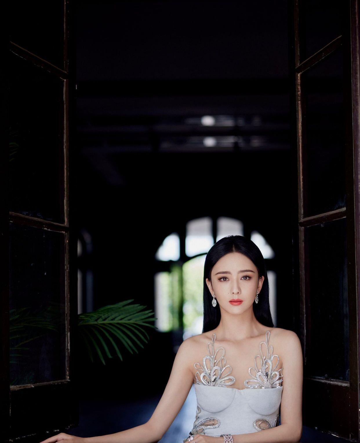 佟丽娅|佟丽娅白色连衣裙礼服优雅写真