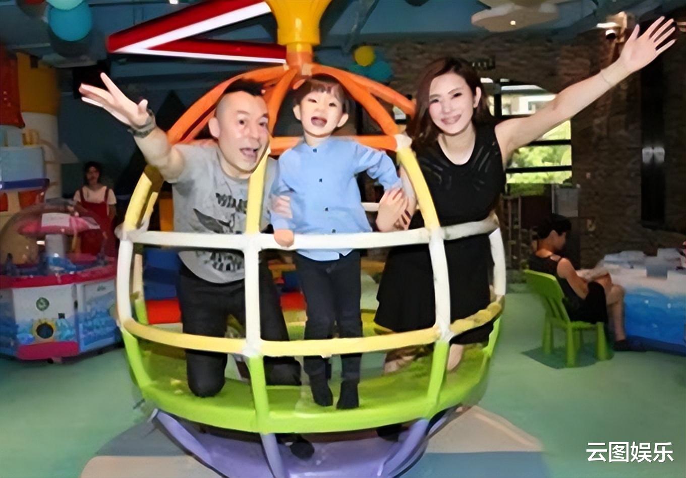 雷宇扬|雷宇扬小21岁娇妻大秀身材!拎26万包显阔气,与异性牵手引热议