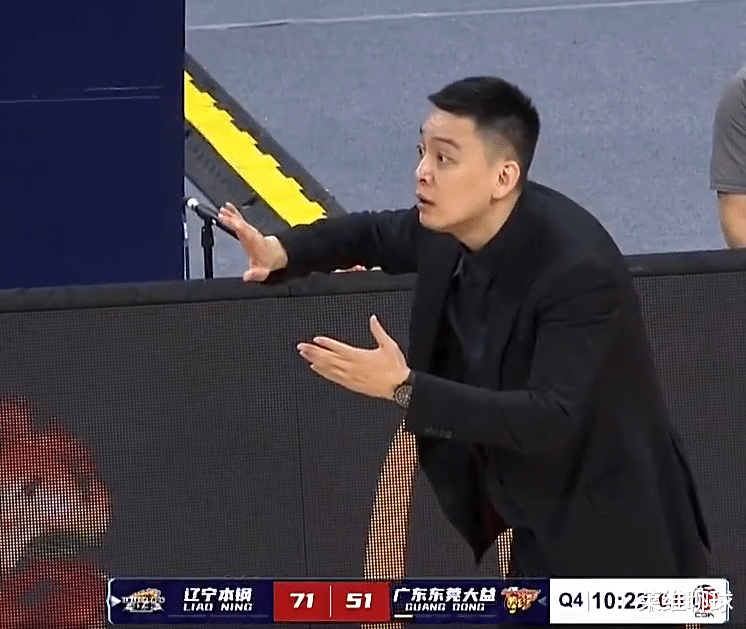 广东男篮|争议！杜锋上演15个字最短采访，惨败辽宁输不起？对比杨鸣差距大