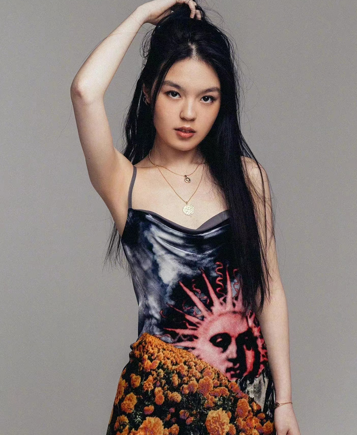 运动 李咏当初幸亏没丁克!哈文染红发带女儿看舞台剧,丧夫后生活悠闲