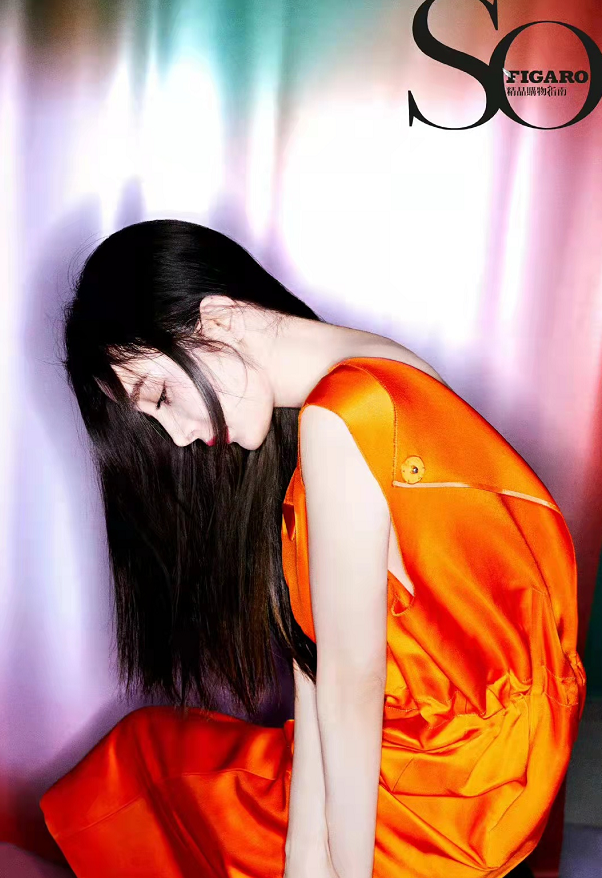 杨幂|杨幂最新大片曝光!穿金色亮片裙牛奶肌快白到发光,身材真是火辣