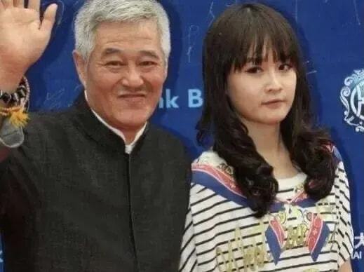 赵本山|赵本山女儿住六百平别墅,开1000万豪车,儿子一个月才7000多块钱