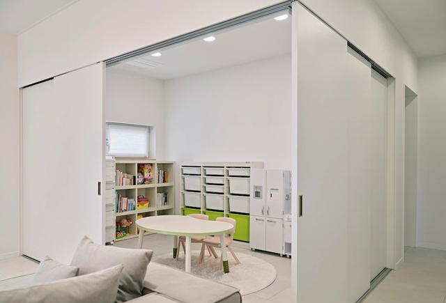 底层115㎡装出大平层效果?白+灰,清爽养眼,巧用色调装出大宅范