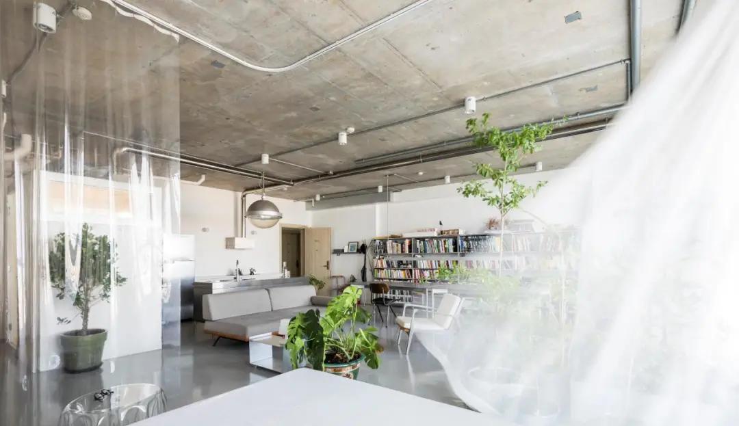 只刷墙改水电，卧室隔断用浴帘杆，原来毛坯房真的能住出高级感！