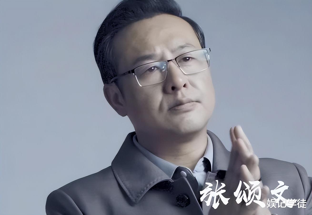 张颂文|网友在片场偶遇46岁张颂文，穿着朴素简单，态度亲切为粉丝签名