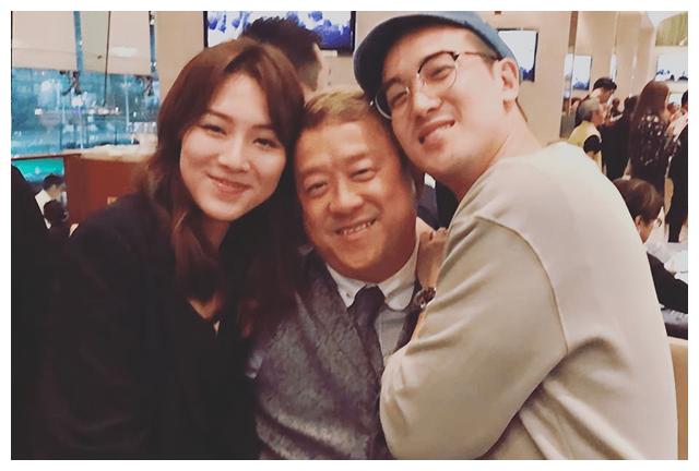 曾志伟|曾志伟儿媳穿露脐装秀纤腰！腹部马甲线抢镜，30岁皮肤紧致似少女