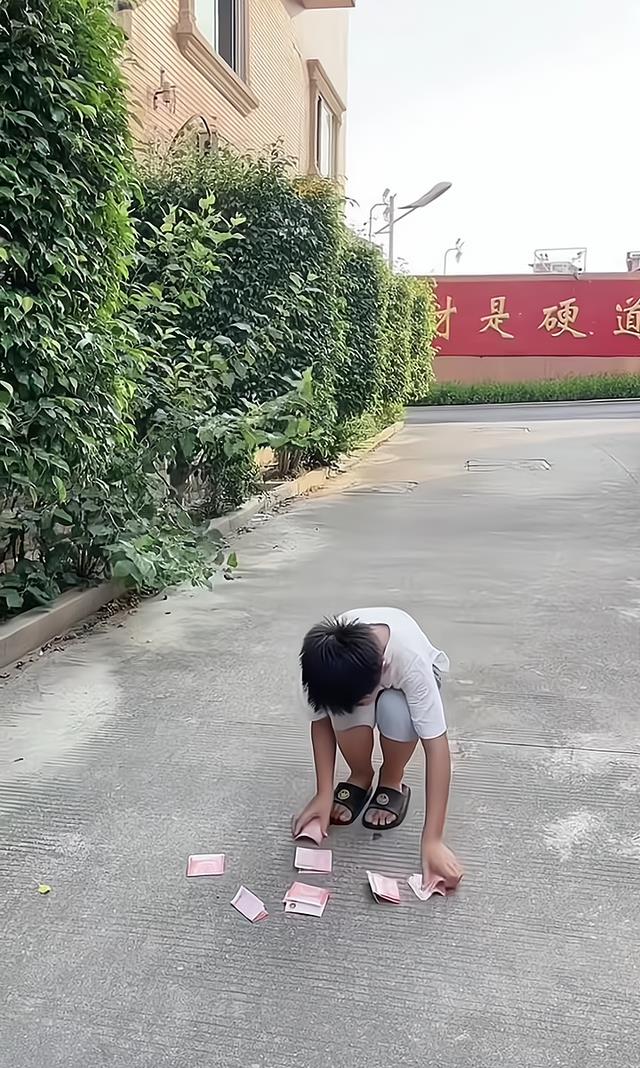 男子担心妻子不愉快,把钱扔到地上,让自己和前妻生的孩子捡