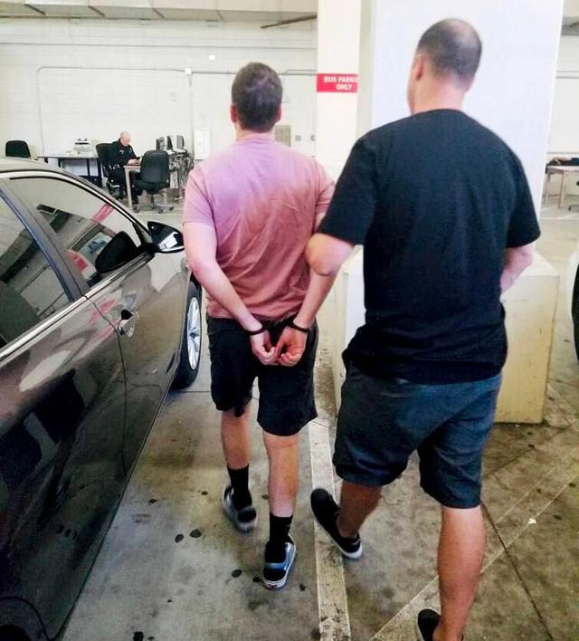 房产中介潜入比佛利山庄豪宅专偷奢侈品,两年偷550万美金,大牌明星都中招了!