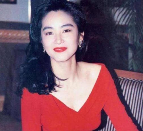 我们的滚烫人生第二季|谁敢相信这是68岁的状态!林青霞与红色蛋糕合照,非常喜庆