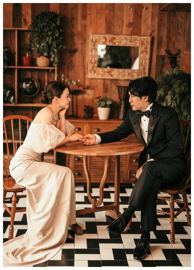 陈炜|亚洲小姐冠军陈炜晒出婚纱照,白色抹胸婚纱凸现高贵大方