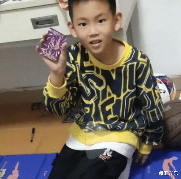 |孙卓白色夹克被“扒”，哥哥穿高档衣服，弟弟穿网友送的特制围裙