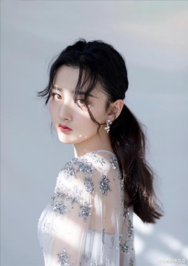 吴谨言 ?你扎“高马尾”还是“低马尾”好看?主要看这3点,扎错拉低颜值