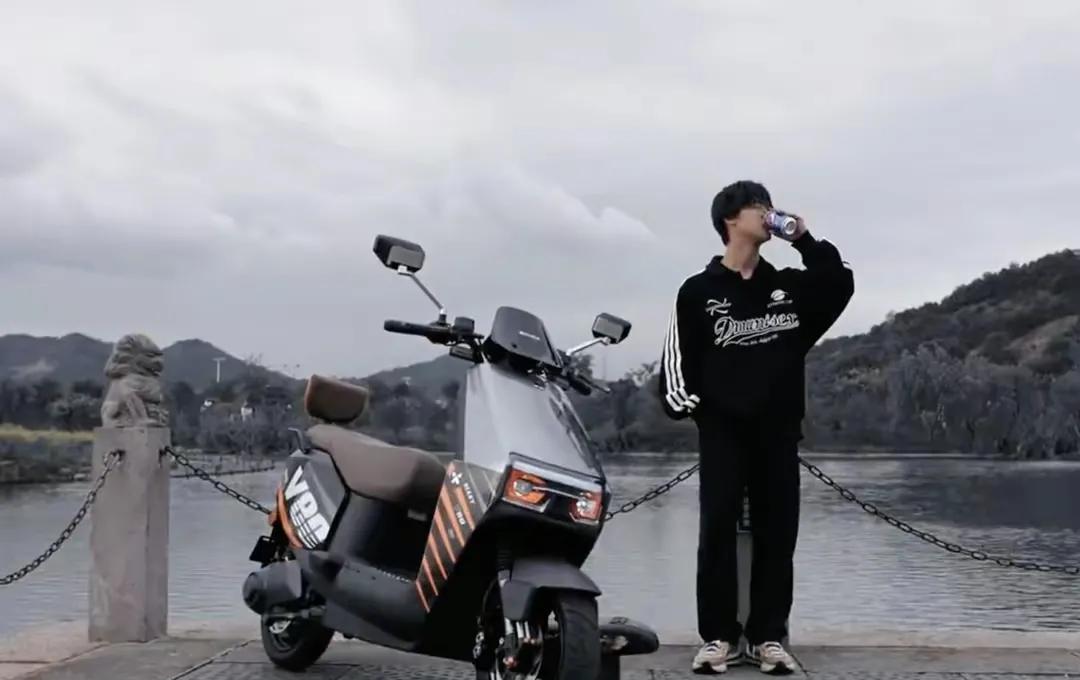 新大洲|新大洲高速电摩,搭载LG电芯,3000瓦12寸悬挂电机,续航400里