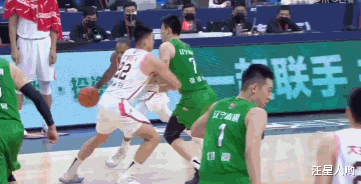 广东男篮|102-90！广东男篮轰然倒下，3人遭驱逐，创4大纪录，两队险酿冲突