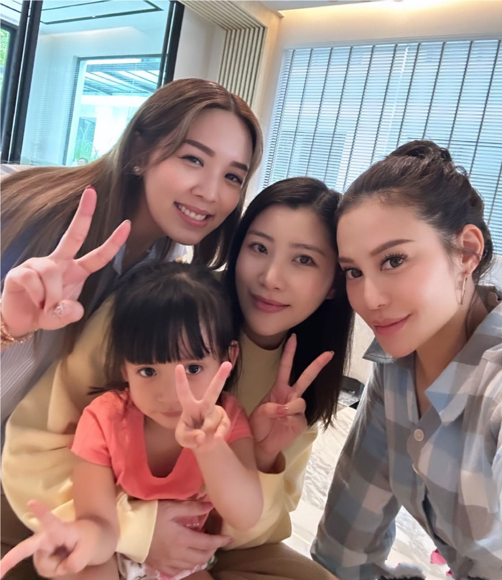 刘德华|刘德华小姨子首晒产房照，素颜出镜恢复超好，与老公甜蜜互视