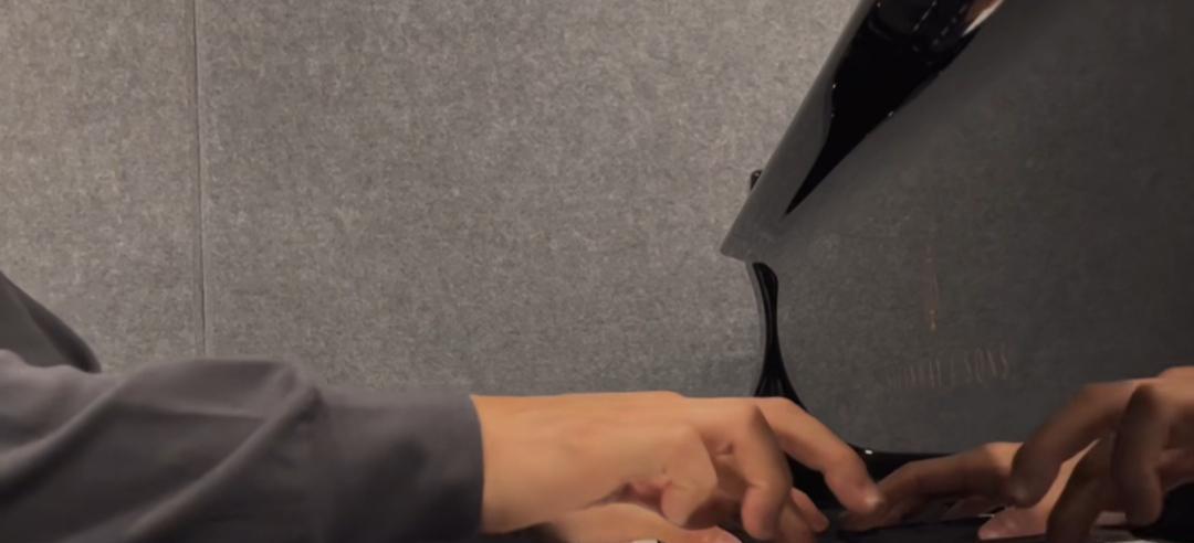 李云迪|李云迪涉丑闻后首秀!弹钢琴不敢露脸,手指瘦长青筋显眼