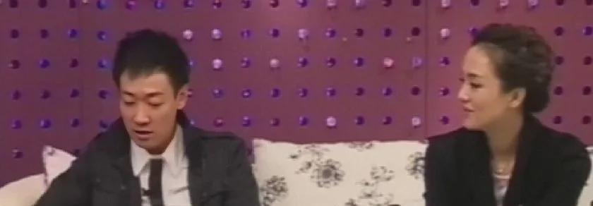 朱媛媛|朱媛媛辛柏青夫妇罕见同框，居家打扮真实自然，四目相对好甜蜜