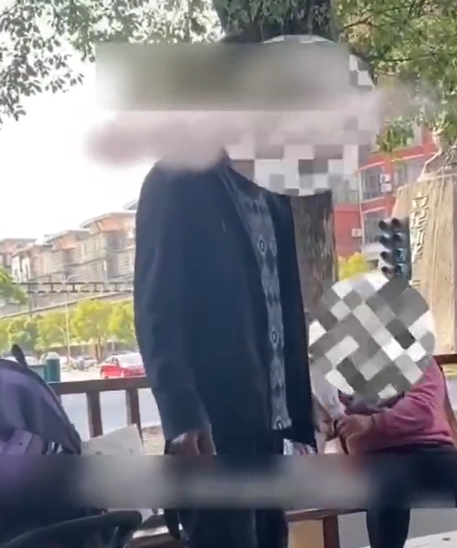 男子交不起房租带妻儿住公园4月!
