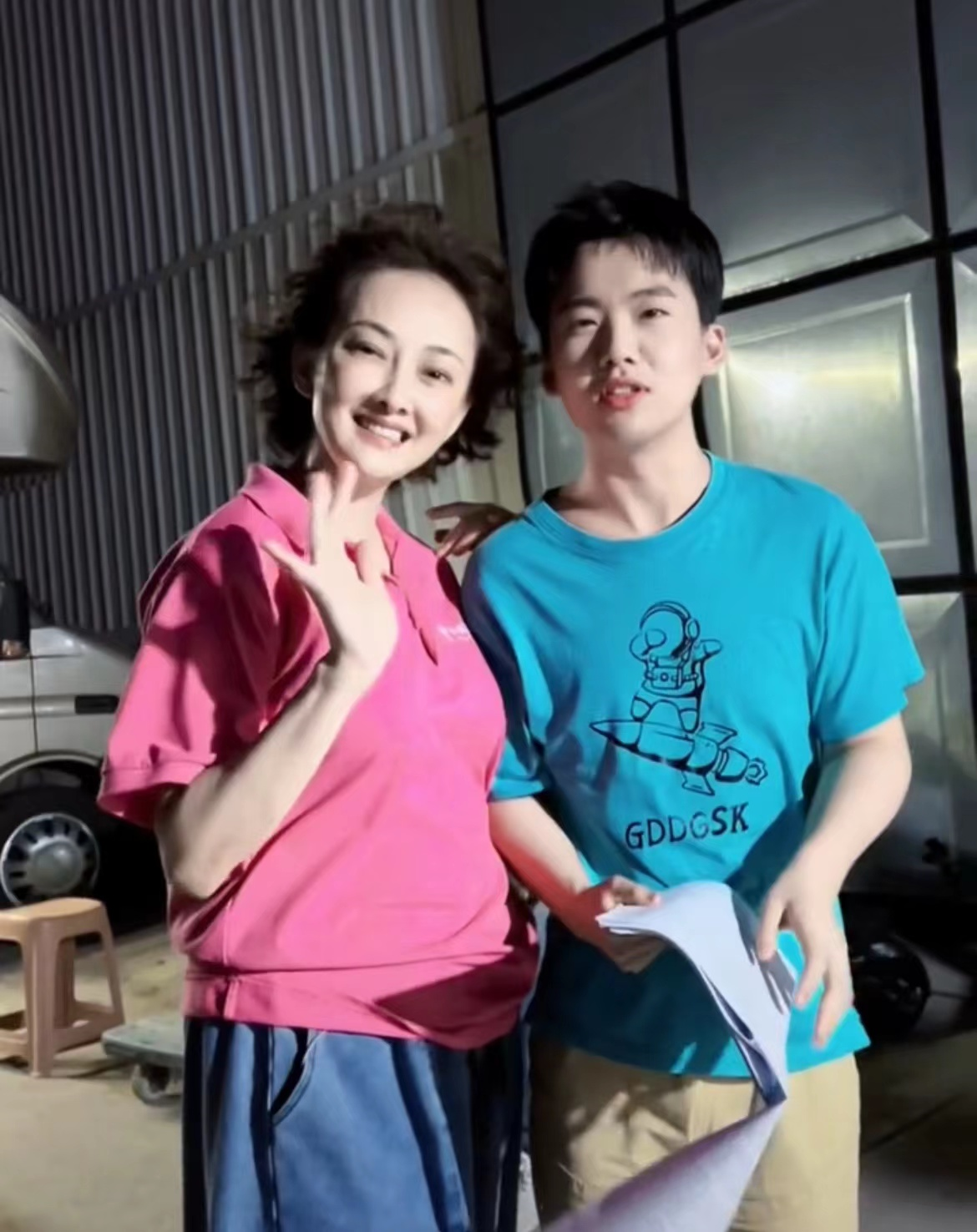 牛莉|郭麒麟久违露面身形消瘦,神情疲惫面容憔悴,与牛莉搭肩关系亲密